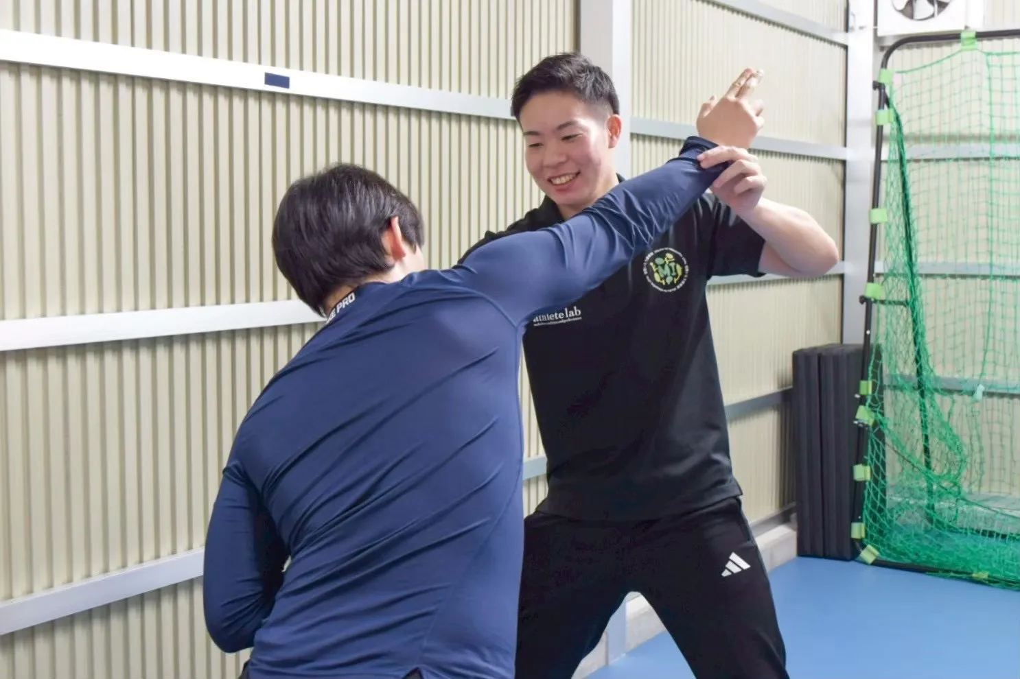 投球動作改善の指導を行うトレーニング風景